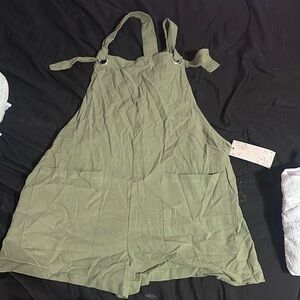 Shorts romper never worn . The straps are tie straps .